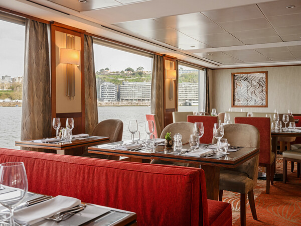 Amawaterways AmaVida Main Restaurant 6 ©Bruno Barreira & Amawaterways.jpeg